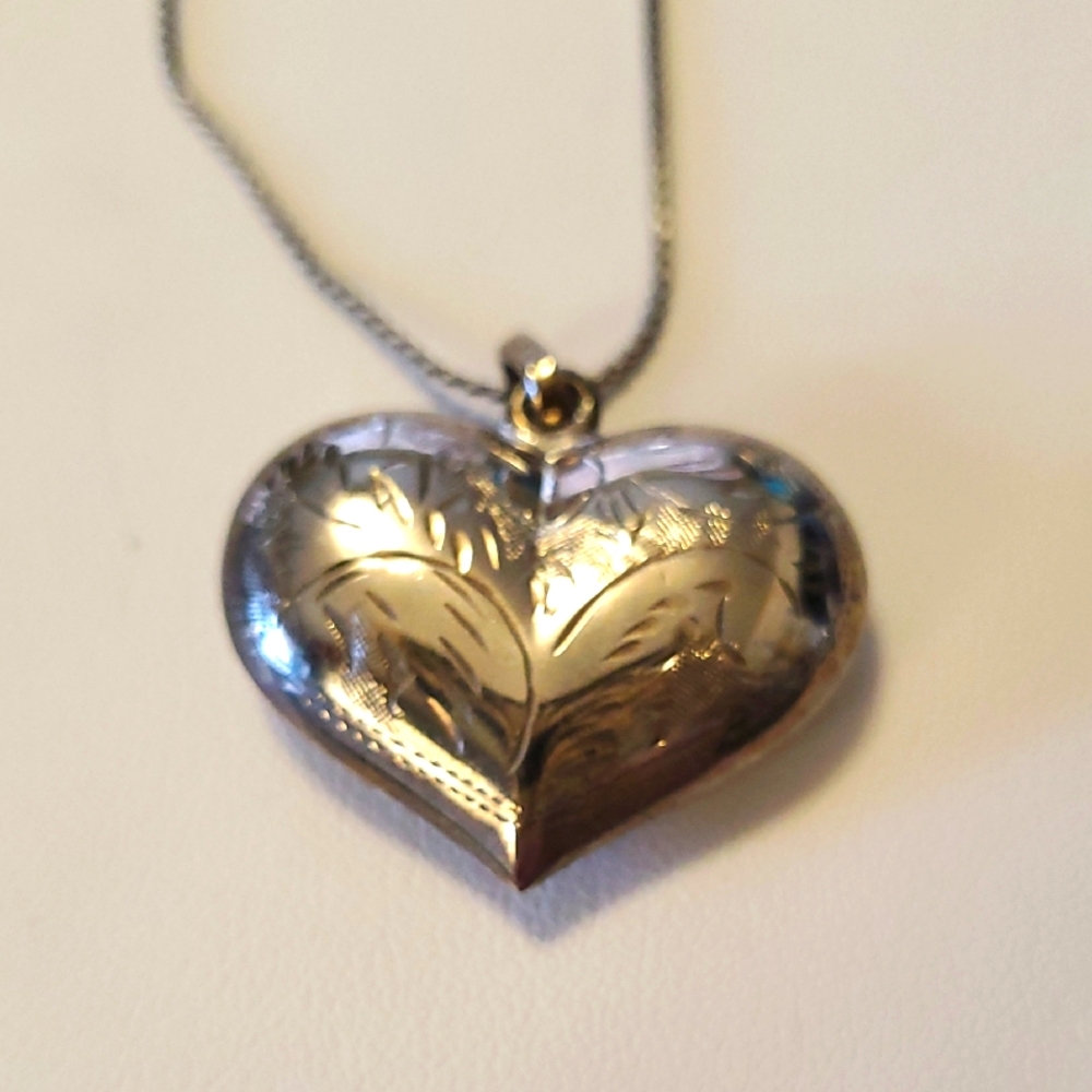 Silvertone Puffed Heart Necklace. #5208